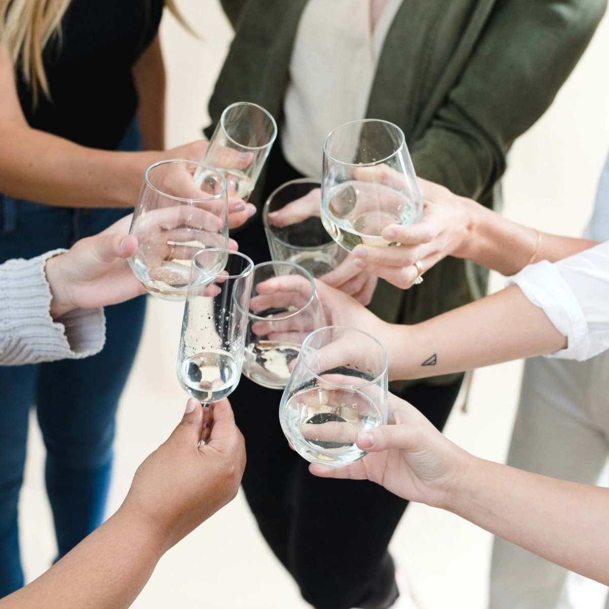 Gemeinsam Anstoßen beim Firmenevent.